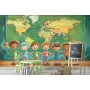 Фотошпалери дитячі мультяшна ілюстрація дітей перед крейдяною дошкою з картою світу на ній.