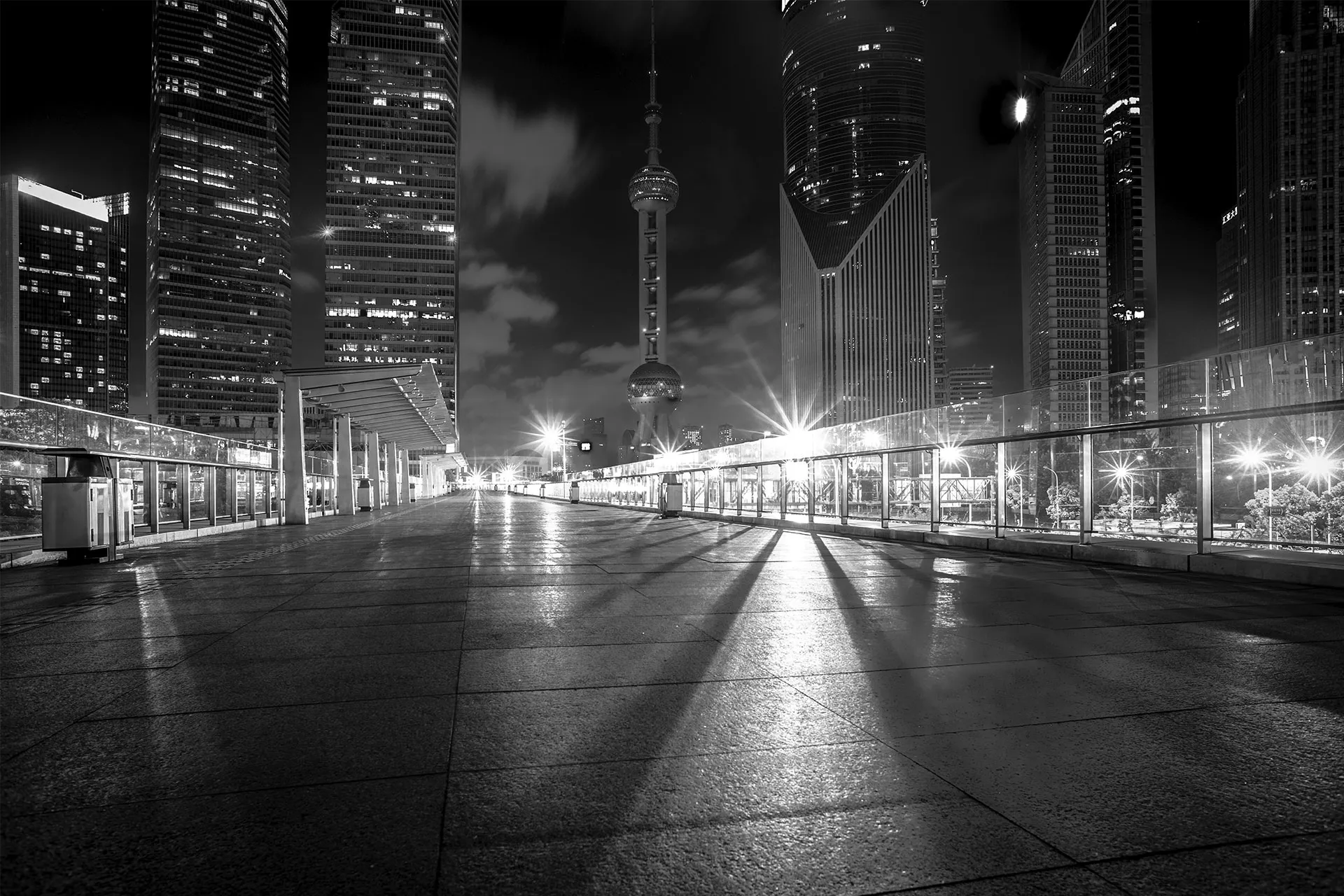 Фотошпалери пустельна вулиця нічного мегаполісу. Чорно білий дизайн.