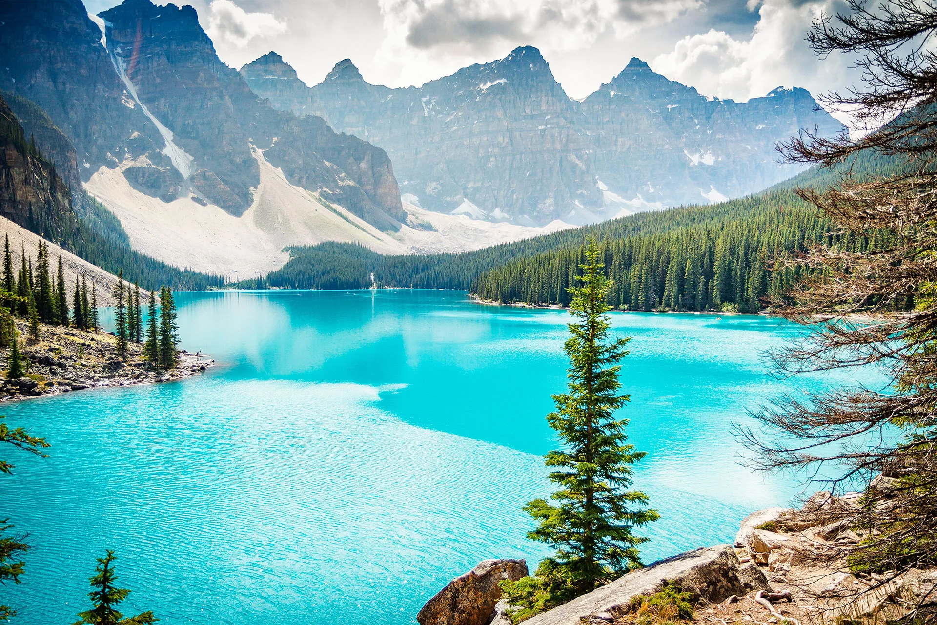 Фотошпалери озеро в обіймах гір