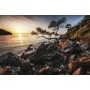 Фотошпалери фантастичний панорамний вид на скелясте узбережжя моря ввечері на заході.