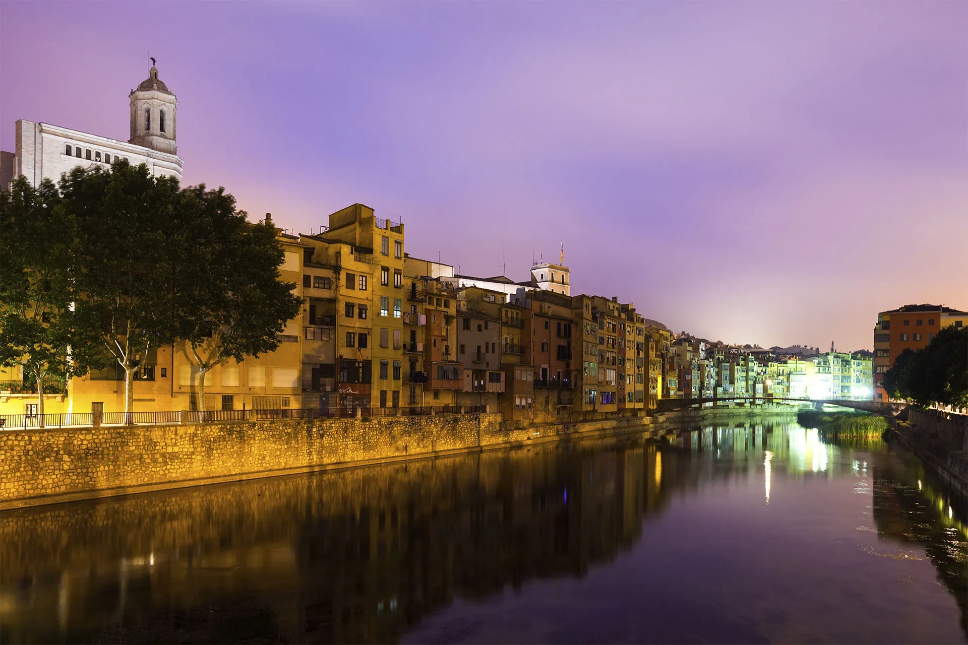 Фотошпалери прекрасний вид з води на вечірнє старе місто. Жирона.